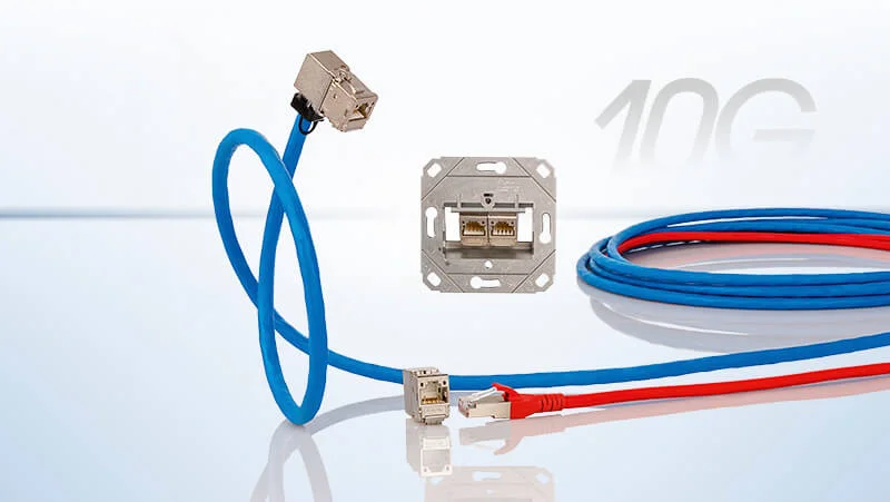 C6Amodul Steckverbinder von Metz Connect in der Einzeldarstellung, vor hellem Hintergrund mit Kabeln in den Farben Blau und Rot.