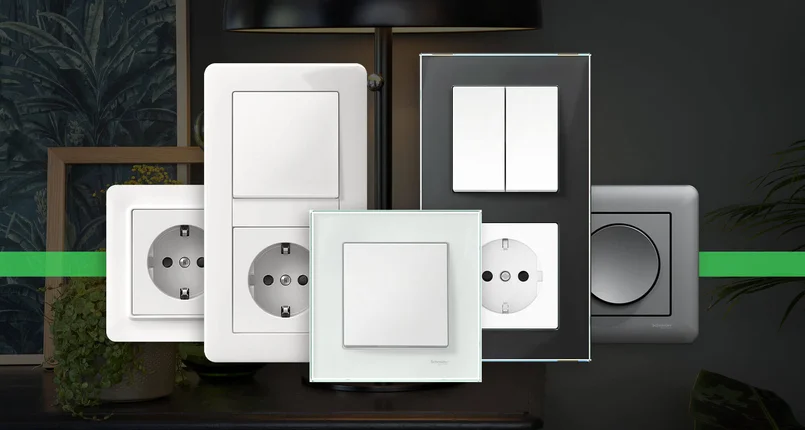 Eine stilvolle Anordnung moderner Lichtschalter und Steckdosen in Weiß, Grau und Schwarz vor einem eleganten Wohnraum-Hintergrund.
