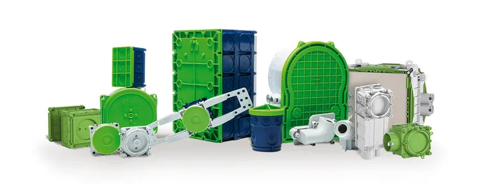 Das Bild zeigt verschiedene in der Farbe Grün gehaltene Produkte für Betoninstallation des Herstellers Spelsberg-