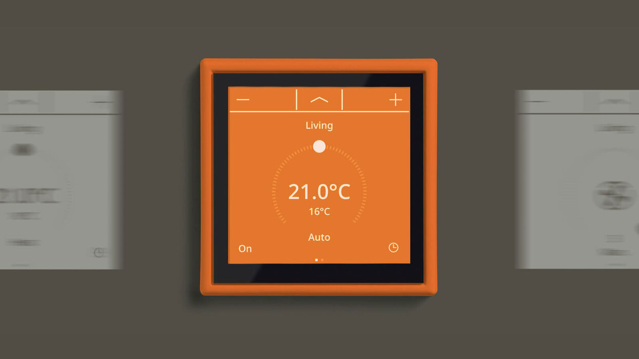 KNX-Raumkontroller LS TOUCH von JUNG Das Bild zeigt ein orangefarbenes Touch-Display mit einem klaren Temperaturregler, der auf 21 °C eingestellt ist. Die Anzeige ist übersichtlich strukturiert und zeigt weitere Informationen wie Raumname, Betriebsmodus und Symbole für Einstellungen.