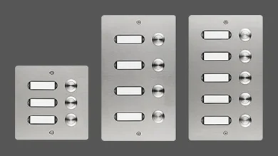 Das Bild zeigt drei silberfarbene Etagenplatten mit 3, 4 und 5 silbernen Klingeltastern und Namensschildern. Der Bildhintergrund ist dunkelgrau.