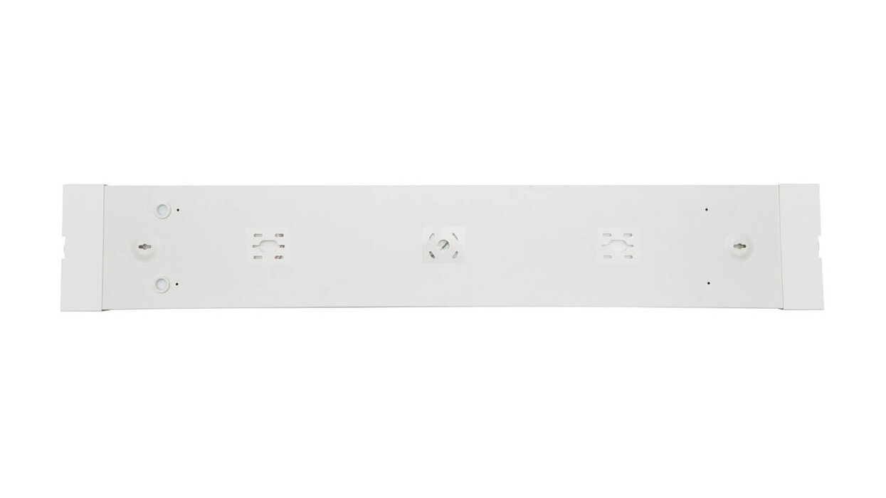 Zu sehen ist die lange, schmale weiße Montage- oder Trägerplatte einer rechteckigen Deckenleuchte mit mehreren Aussparungen und Befestigungspunkten vor neutralem Hintergrund.