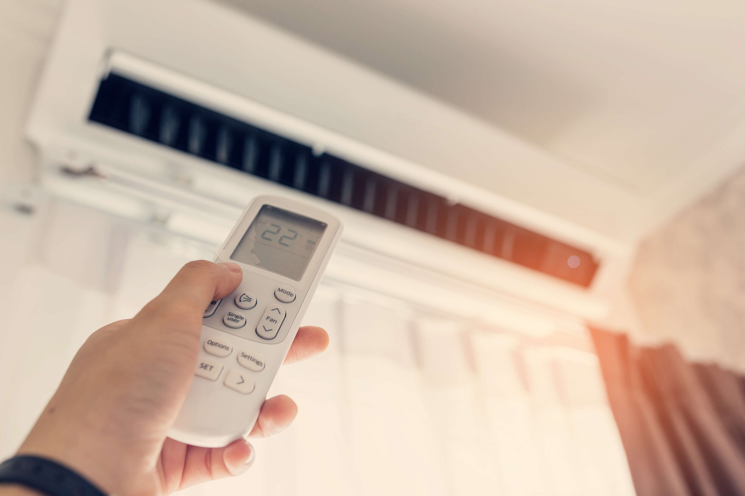 Split-Klimaanlage mit Fernbedienung Split-Klimanalage lässt sich per Fernbedienung steuern.
