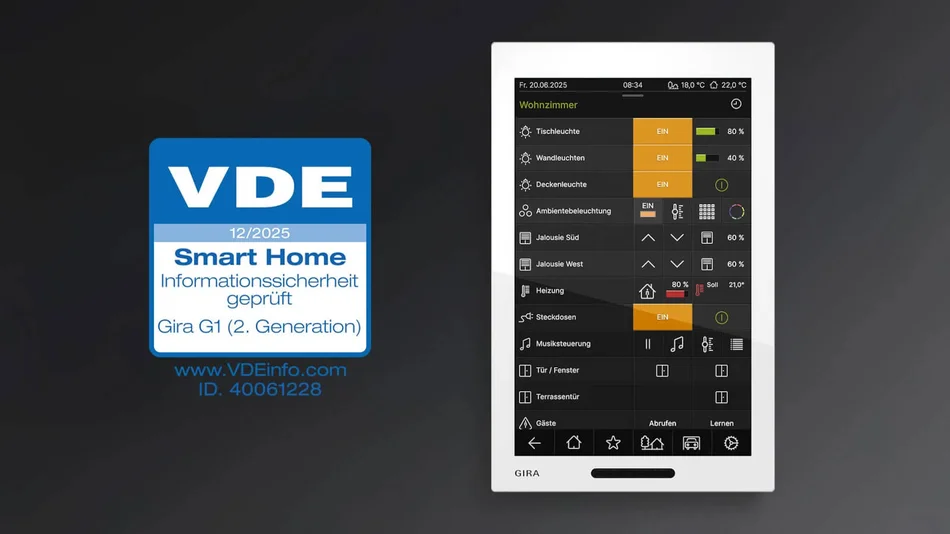 Das Bild zeigt ein Smart Home Control Panel mit der VDE Smart Home Zertifizierung für Informationssicherheit. Die Benutzeroberfläche des Panels zeigt verschiedene Steuerungsoptionen für ein Wohnzimmer, darunter Beleuchtung, Jalousien, Heizung und Musik.