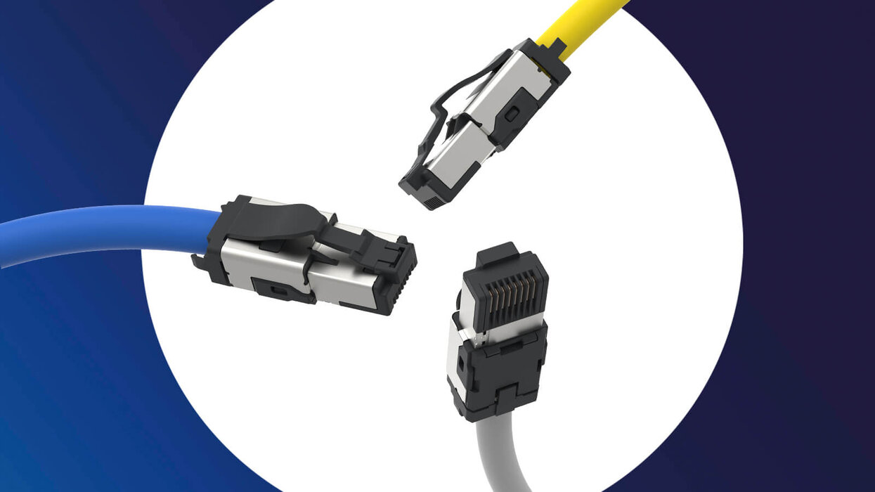 Das Bild zeigt drei Netzwerkkabel mit farbigen Ummantelungen (blau, gelb, grau) und RJ45-Steckern vor einem weißen Kreis auf blauem Hintergrund.