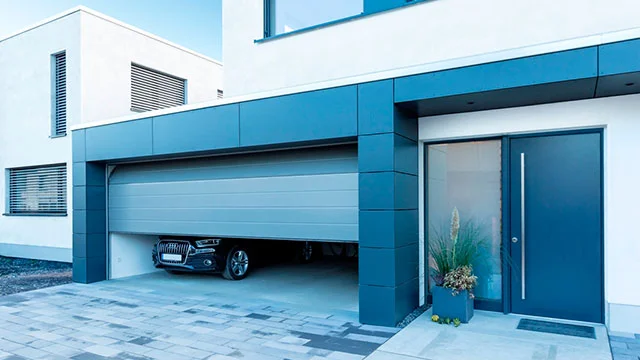 Halb geöffnetes Garagentor. Blick von außen, man sieht in der Garage ein Auto.