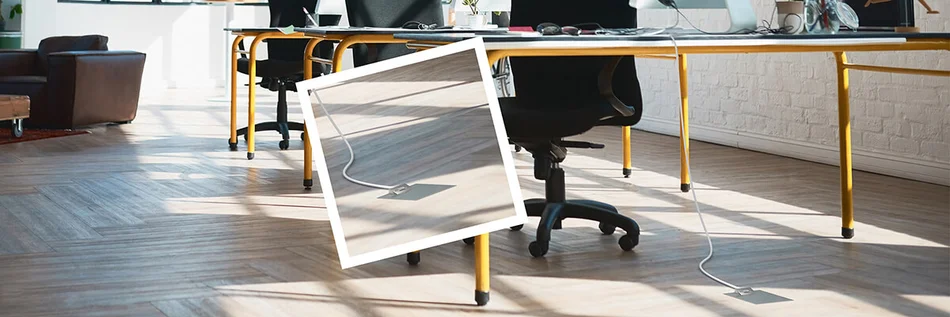 Schreibtisch und schwarzer Bürostuhl leicht von unten fotografiert. 