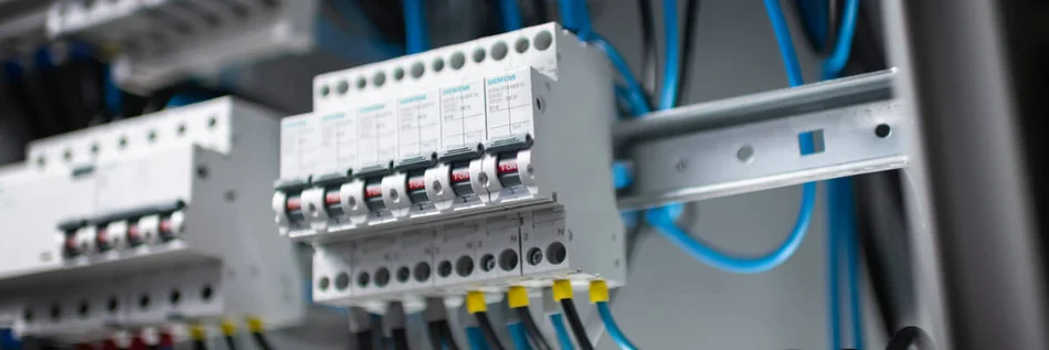 Ausschnitt eines Schaltschranks mit Sentron-Technik von Siemens.