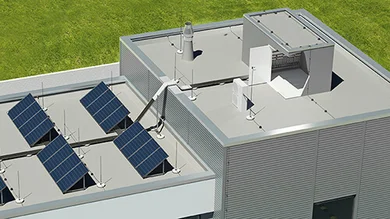 Photovoltaik Blitzschutzanlage von OBO Bettermann auf einem Flachdach eines mehrstöckigen Gebäudes im Freien.