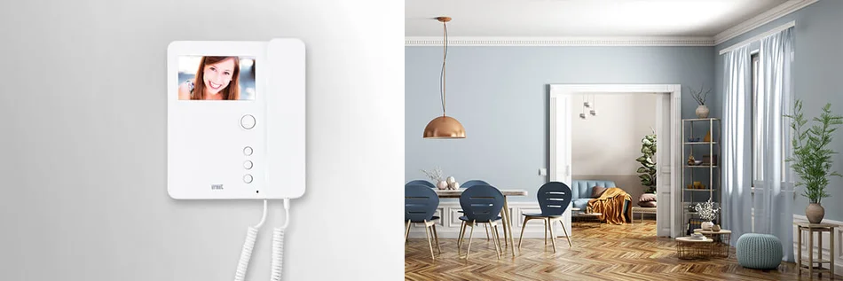 Das Bild zeigt auf der linken Bildseite die weiße Innenstation eines Türkommunikationssystems an einer hellen Wand. Rechts im Bild ist ein modern eingerichtetes Wohnzimmer einer Altbauwohnung zu sehen.