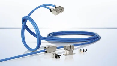 Blaues Kabel mit verschiedenen Steckverbindungen vor hellem Hintergrund