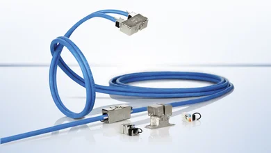 Blaues Kabel mit verschiedenen Steckverbindungen vor hellem Hintergrund