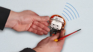Das Bild zeigt, wie eine Person ein Tastermodul und einen Schraubendreher in der Hand hält.