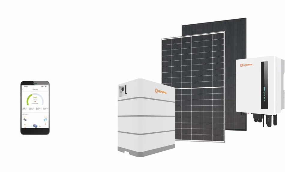 Das Bild zeigt eine Komposition von Photovoltaikmodulen, Wechselrichtern und Batteriespeicher.