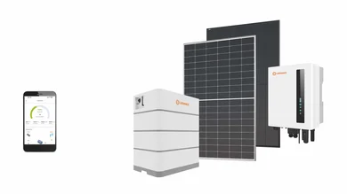 Das Bild zeigt eine Komposition von Photovoltaikmodulen, Wechselrichtern und Batteriespeicher.