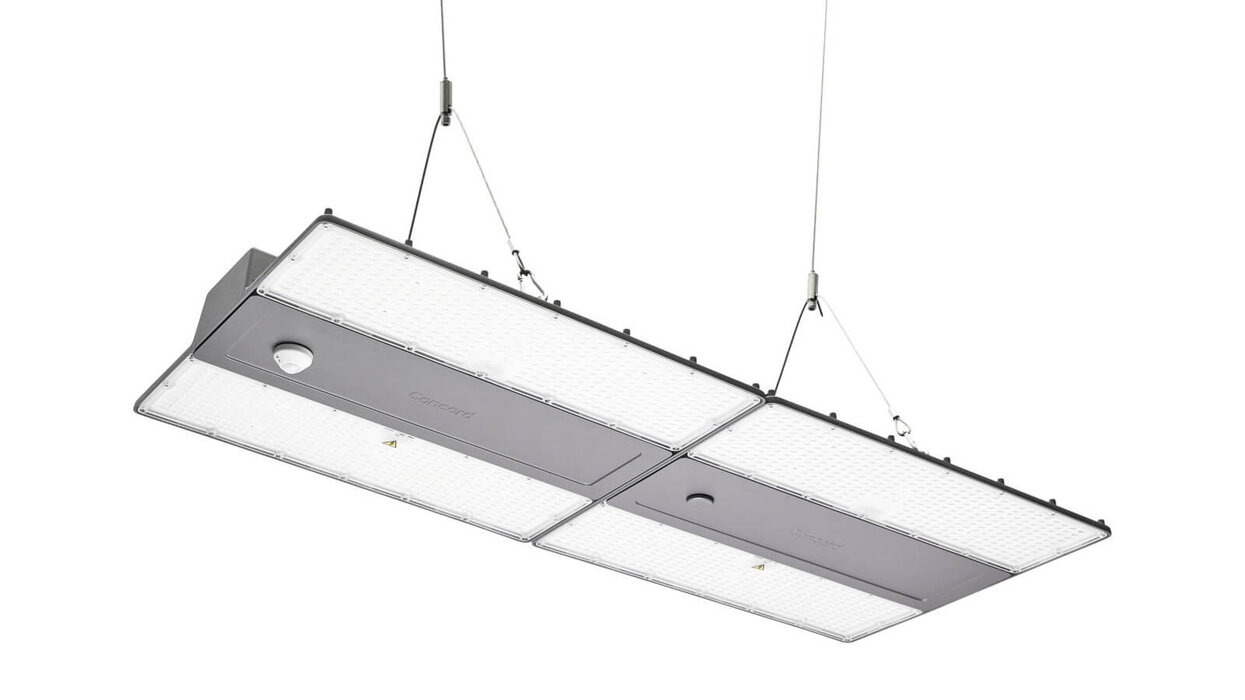 Rocks von Sylvania Doppelte LED-Hallenleuchte mit zwei Leuchtflächen, ebenfalls abgehängt an Drahtseilen.
