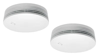 Das Bild zeigt zwei weiße Rauchmelder. nebeneinander. Der Bildhintergrund ist weiß.