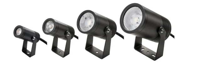 4 schwarze Hovden Strahler von SG-Leuchten in verschiedenen Größen vor weißem Hintergrund.