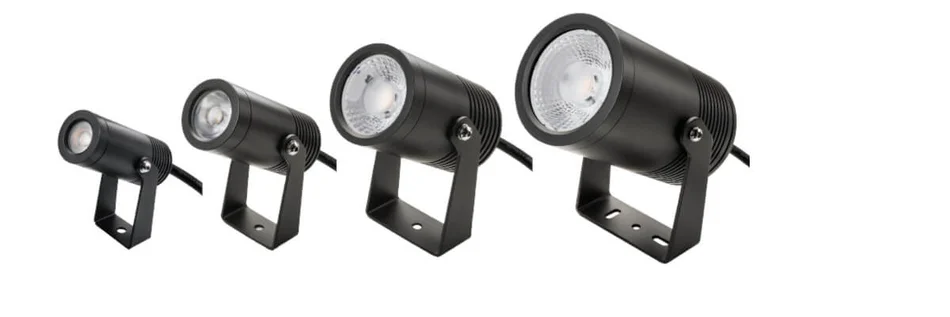 4 schwarze Hovden Strahler von SG-Leuchten in verschiedenen Größen vor weißem Hintergrund.