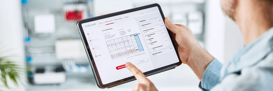 Das Bild zeigt eine Person, die ein Tablet in der Hand hat. Auf dem Display ist der Comfort Planer zu sehen.