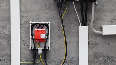 Die Technik in einem Netzanschaltkasten für Photovoltaikanlagen
