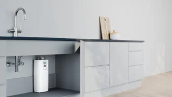 Das Bild zeigt einen Heißwasserautomat HOT 2.6 N Premium unter einem Waschbecken