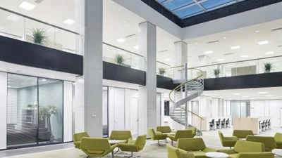 Moderner Lounge- und Wartebereich in einem modernen Innenhof eines Gebäudes.
