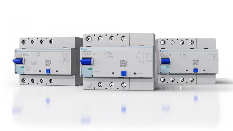 Das Bild zeigt den Fehlerstromschutzschalter DFS NU und die Hauptschalter DHS NU/NUSr mit blauen Hebeln und Anschlussklemmen, die nebeneinander aufgestellt sind.