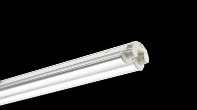 Dünne APOLLO Industrieleuchte in Weiß vor einem schwarzen Hintergrund.