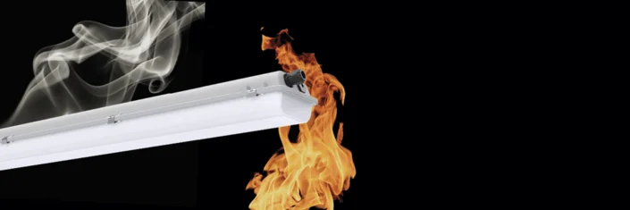 LED Wannenleuchte GECKO von Pracht vor schwarzem Hintergrund.